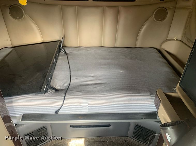 image for item DP8786 2016 Peterbilt 587  semi truck