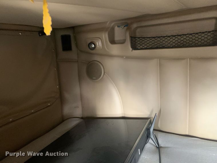 image for item DP8786 2016 Peterbilt 587  semi truck