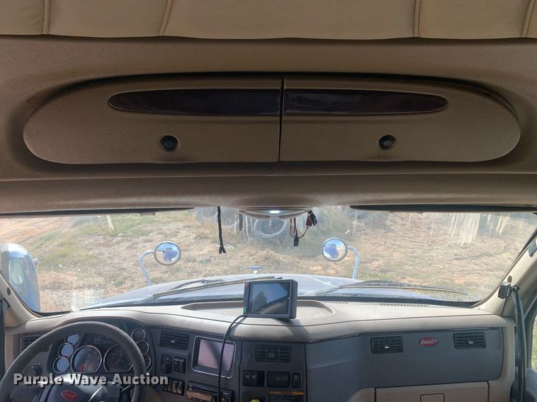 image for item DP8786 2016 Peterbilt 587  semi truck