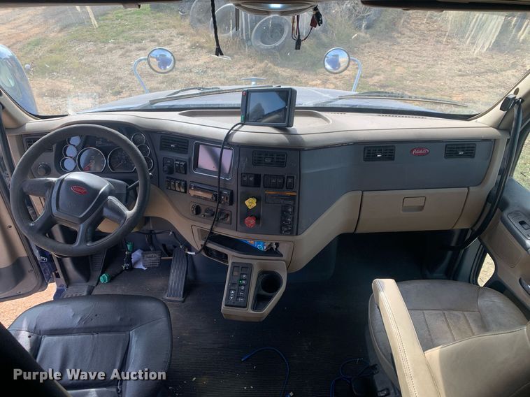 image for item DP8786 2016 Peterbilt 587  semi truck