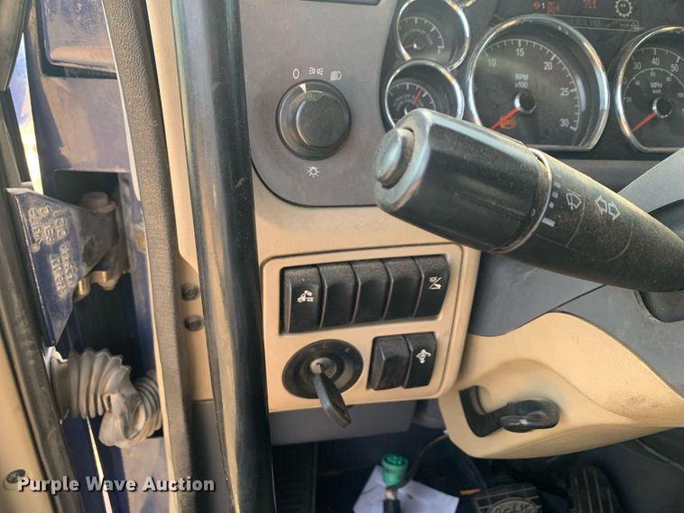 image for item DP8786 2016 Peterbilt 587  semi truck