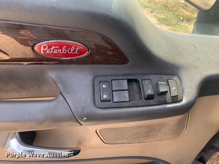 image for item DP8786 2016 Peterbilt 587  semi truck