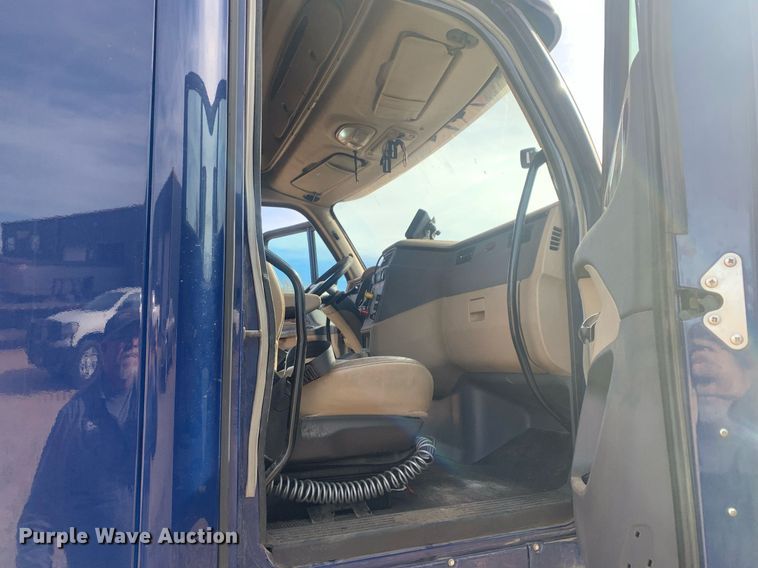 image for item DP8786 2016 Peterbilt 587  semi truck