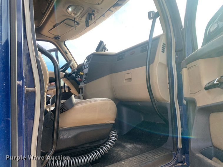 image for item DP8786 2016 Peterbilt 587  semi truck