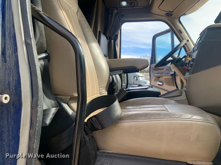 image for item DP8786 2016 Peterbilt 587  semi truck