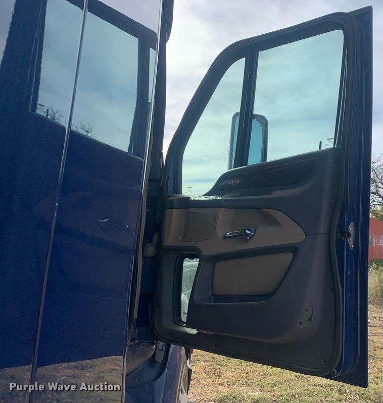 image for item DP8786 2016 Peterbilt 587  semi truck