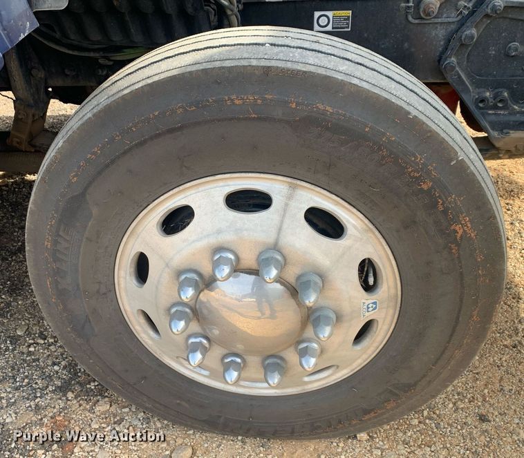 image for item DP8786 2016 Peterbilt 587  semi truck