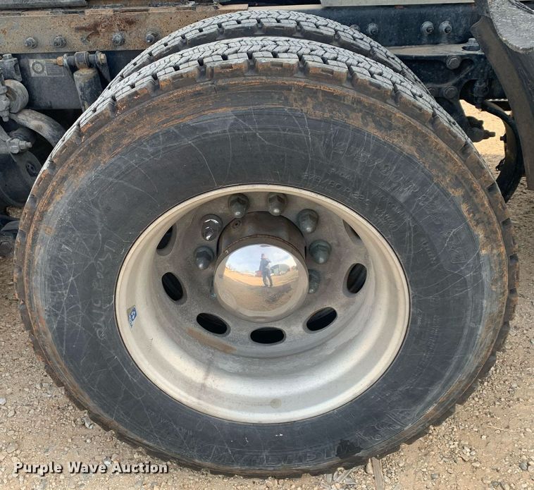 image for item DP8786 2016 Peterbilt 587  semi truck