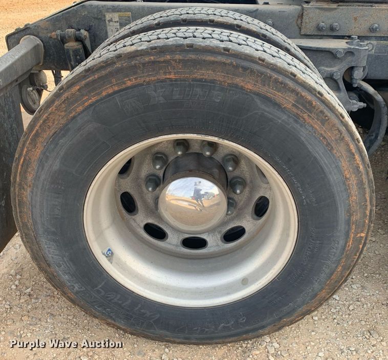 image for item DP8786 2016 Peterbilt 587  semi truck