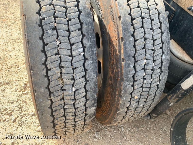 image for item DP8786 2016 Peterbilt 587  semi truck