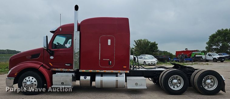 image for item DQ0094 2015 Peterbilt 579  semi truck