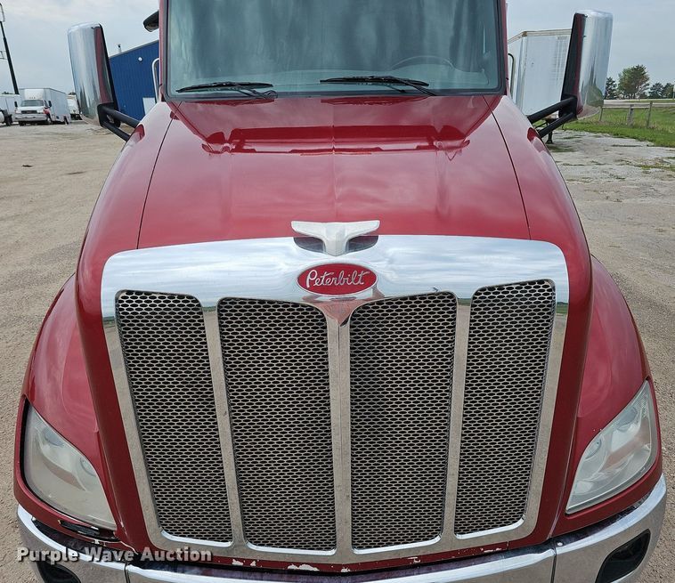 image for item DQ0094 2015 Peterbilt 579  semi truck