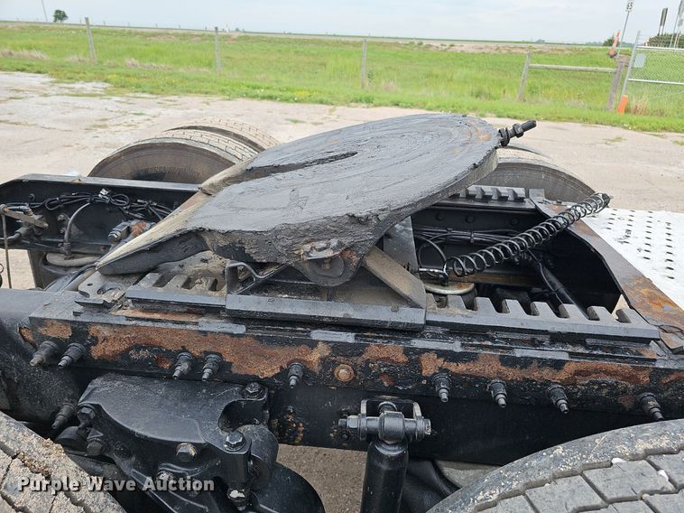 image for item DQ0094 2015 Peterbilt 579  semi truck