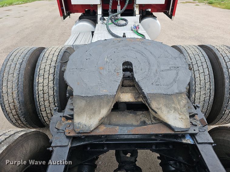 image for item DQ0094 2015 Peterbilt 579  semi truck