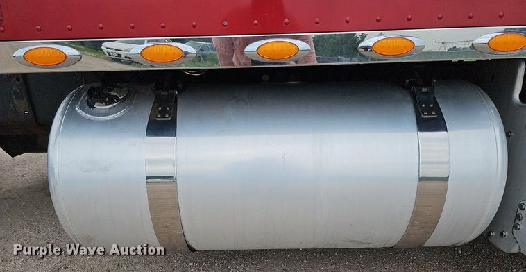 image for item DQ0094 2015 Peterbilt 579  semi truck