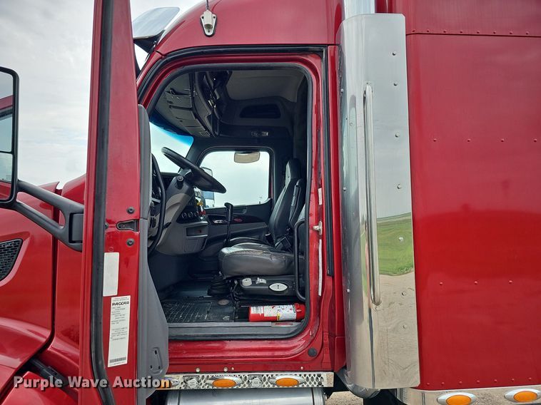 image for item DQ0094 2015 Peterbilt 579  semi truck