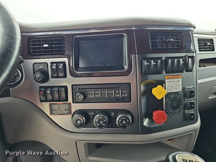 image for item DQ0094 2015 Peterbilt 579  semi truck