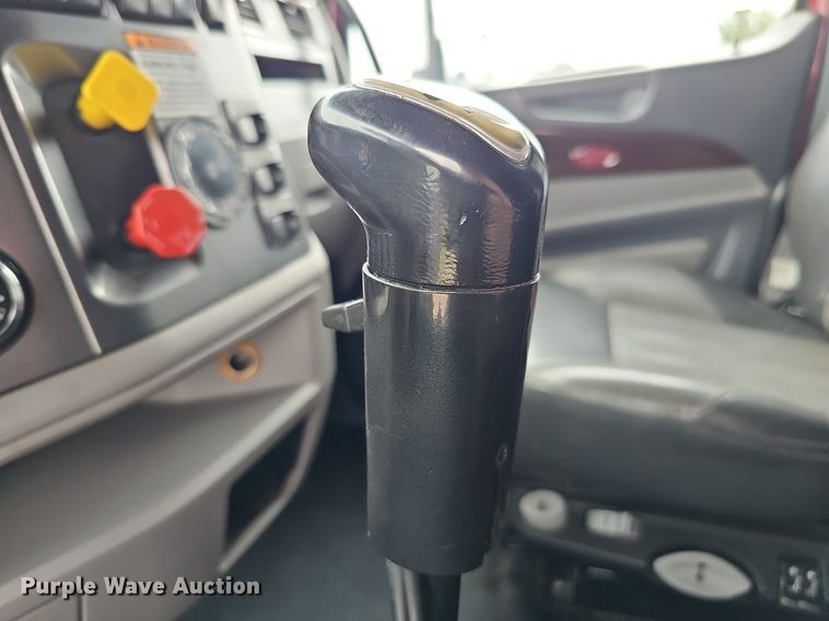 image for item DQ0094 2015 Peterbilt 579  semi truck