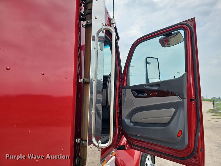 image for item DQ0094 2015 Peterbilt 579  semi truck