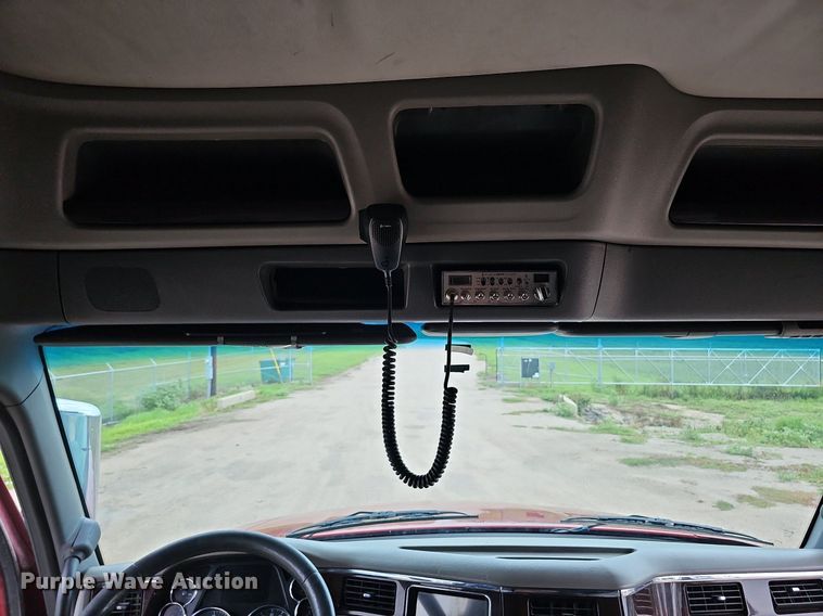 image for item DQ0094 2015 Peterbilt 579  semi truck