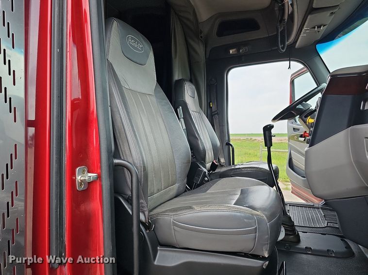 image for item DQ0094 2015 Peterbilt 579  semi truck