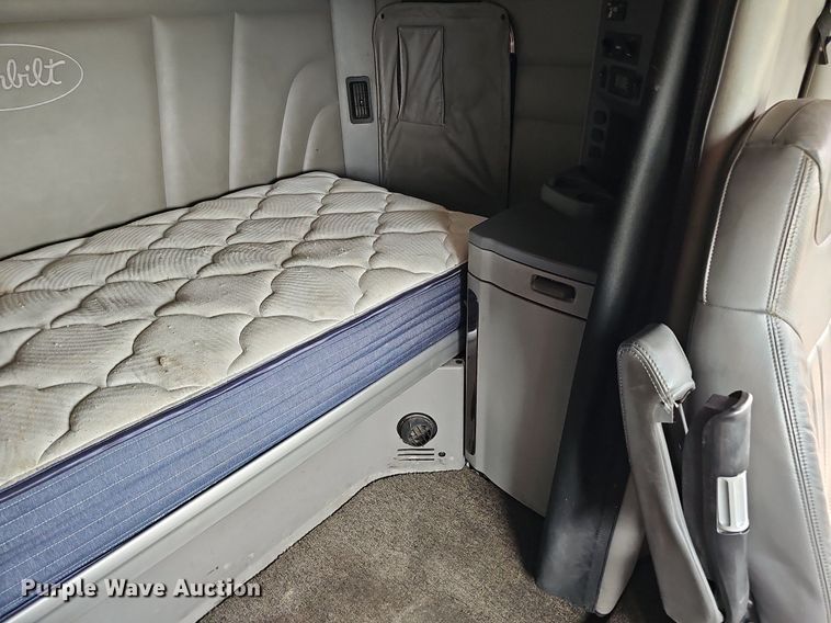 image for item DQ0094 2015 Peterbilt 579  semi truck