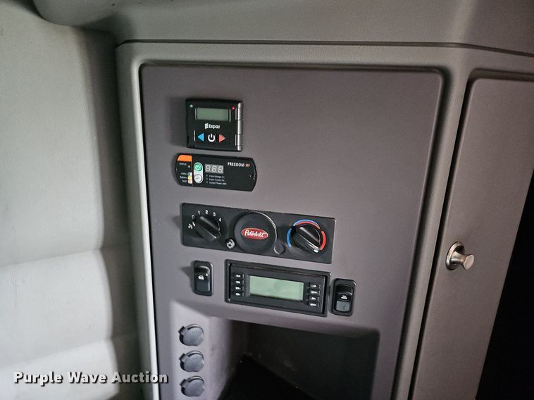 image for item DQ0094 2015 Peterbilt 579  semi truck