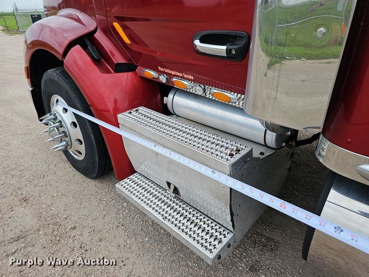 image for item DQ0094 2015 Peterbilt 579  semi truck