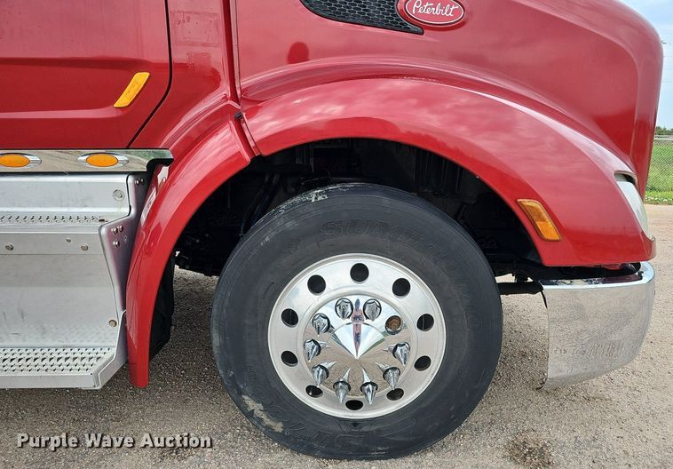 image for item DQ0094 2015 Peterbilt 579  semi truck