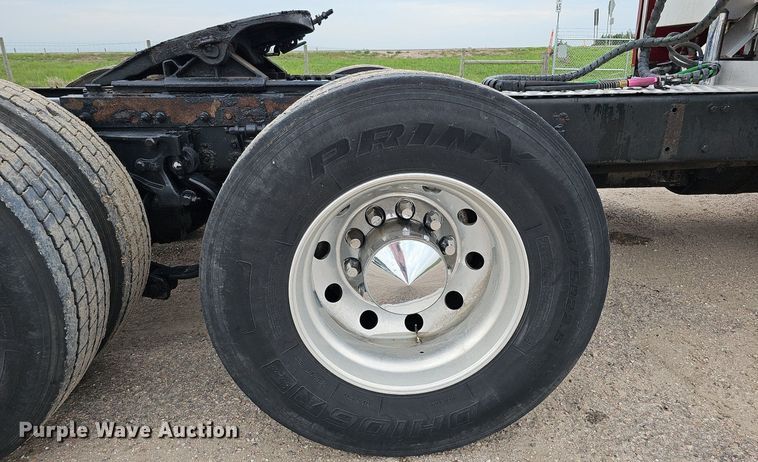 image for item DQ0094 2015 Peterbilt 579  semi truck