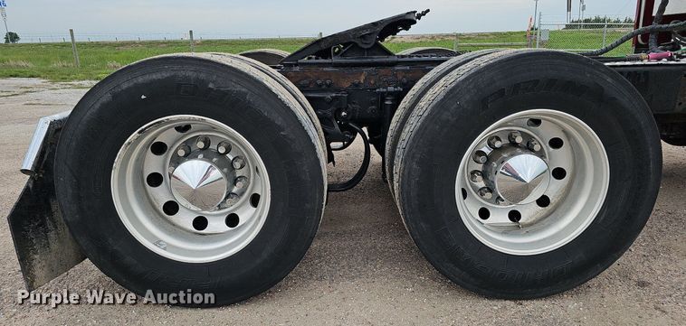 image for item DQ0094 2015 Peterbilt 579  semi truck