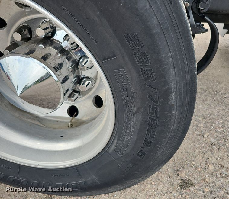 image for item DQ0094 2015 Peterbilt 579  semi truck