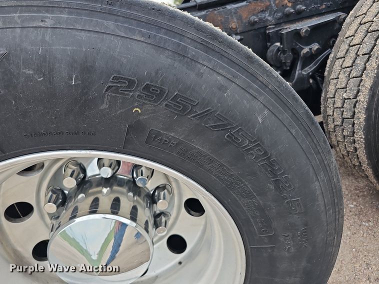 image for item DQ0094 2015 Peterbilt 579  semi truck