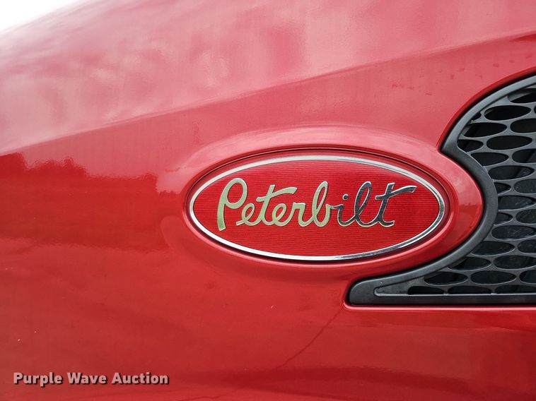 image for item DQ0094 2015 Peterbilt 579  semi truck