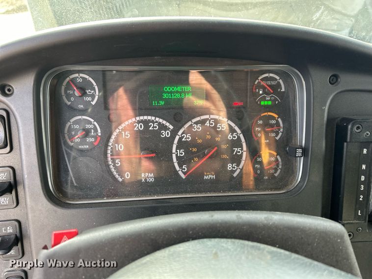 image for item DQ1069 2018 Freightliner SD114  box truck