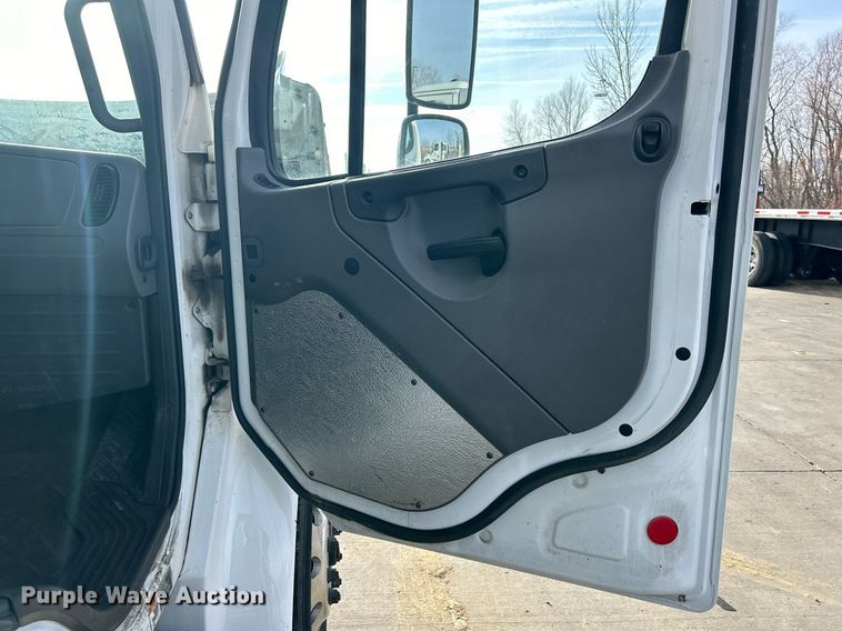 image for item DQ1069 2018 Freightliner SD114  box truck