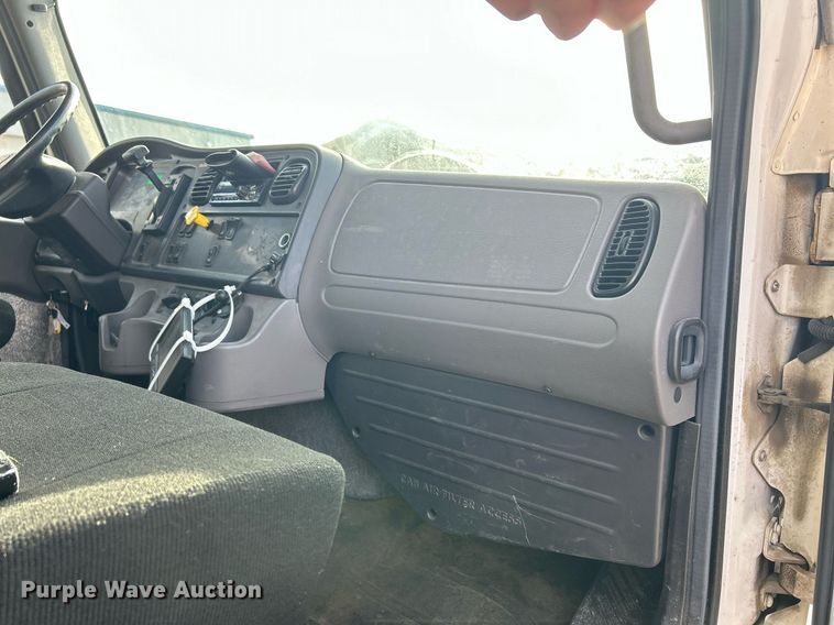 image for item DQ1069 2018 Freightliner SD114  box truck