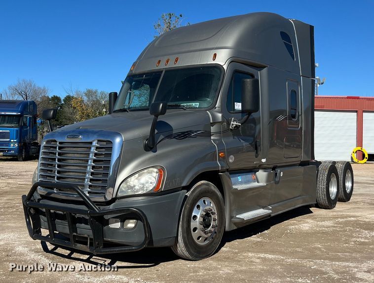 image for item DQ2321 2016 Freightliner Cascadia  semi truck