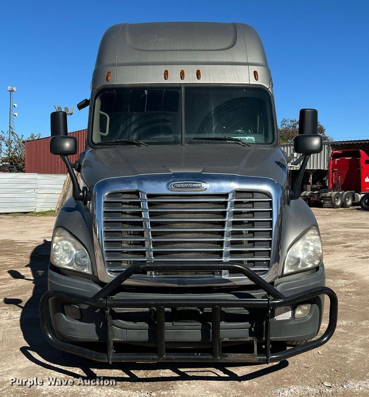 image for item DQ2321 2016 Freightliner Cascadia  semi truck