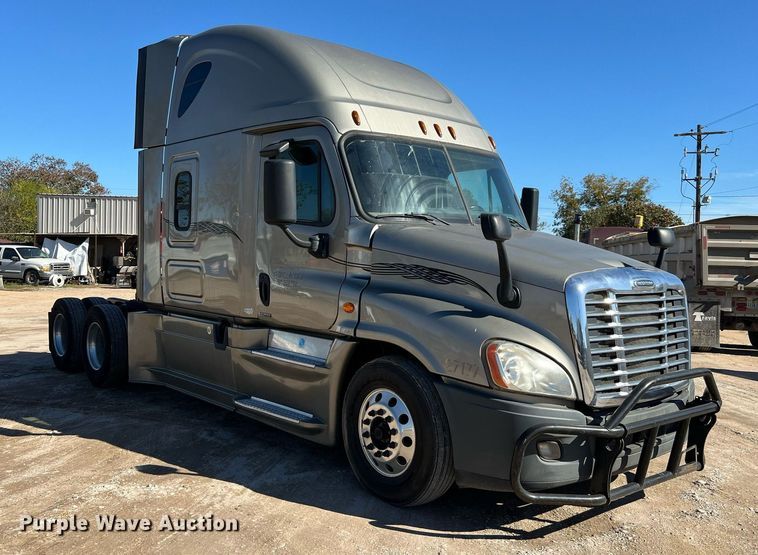 image for item DQ2321 2016 Freightliner Cascadia  semi truck