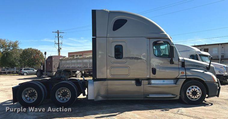 image for item DQ2321 2016 Freightliner Cascadia  semi truck