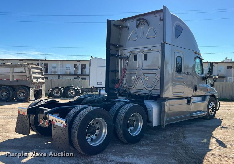 image for item DQ2321 2016 Freightliner Cascadia  semi truck