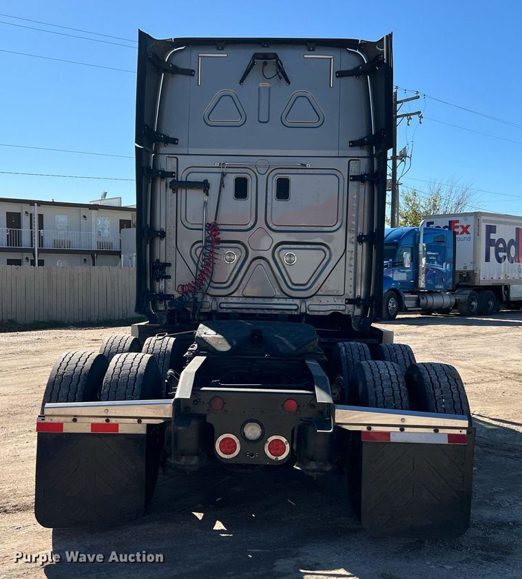 image for item DQ2321 2016 Freightliner Cascadia  semi truck