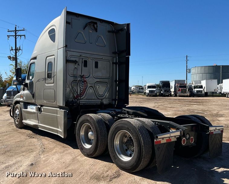 image for item DQ2321 2016 Freightliner Cascadia  semi truck