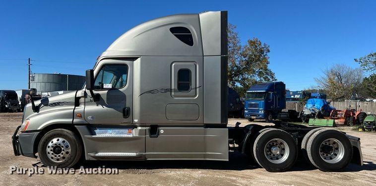 image for item DQ2321 2016 Freightliner Cascadia  semi truck