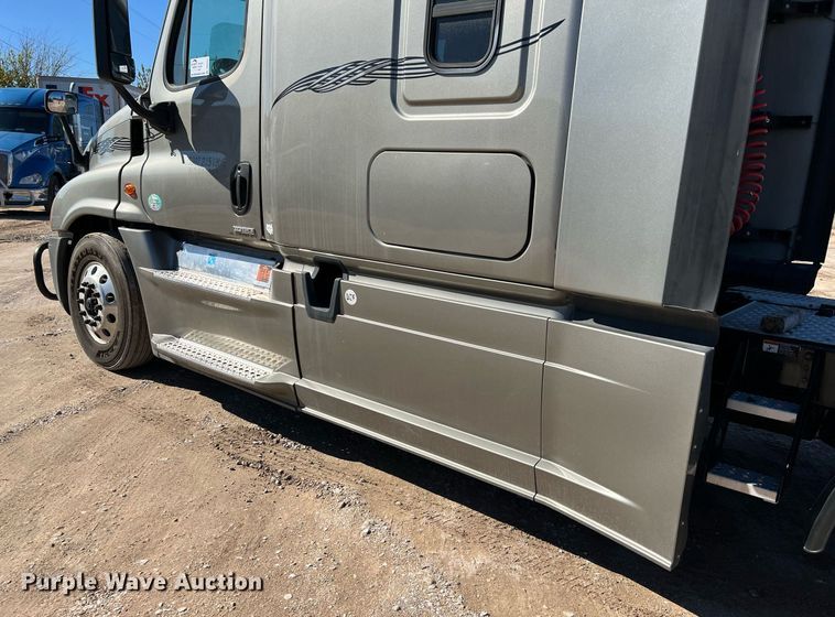 image for item DQ2321 2016 Freightliner Cascadia  semi truck