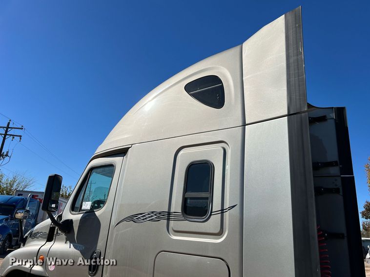 image for item DQ2321 2016 Freightliner Cascadia  semi truck