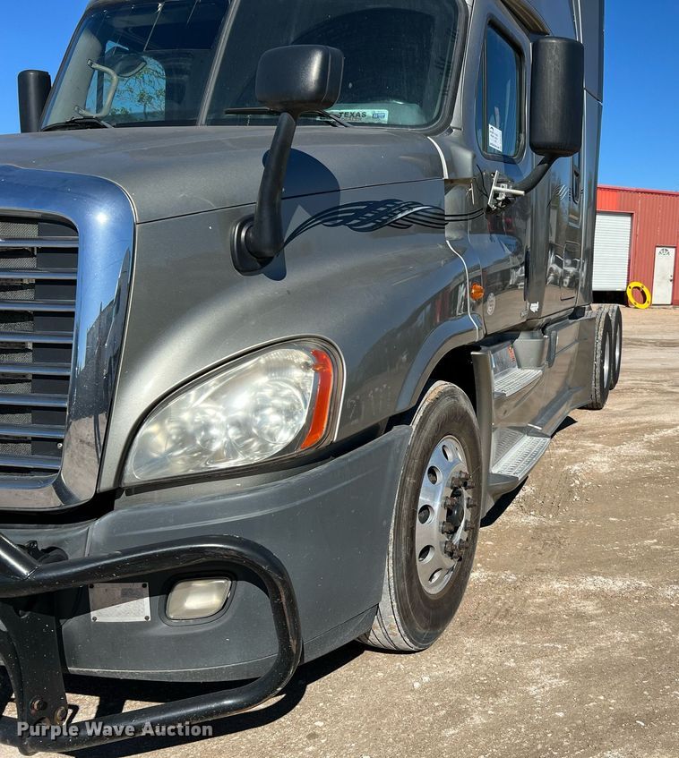 image for item DQ2321 2016 Freightliner Cascadia  semi truck