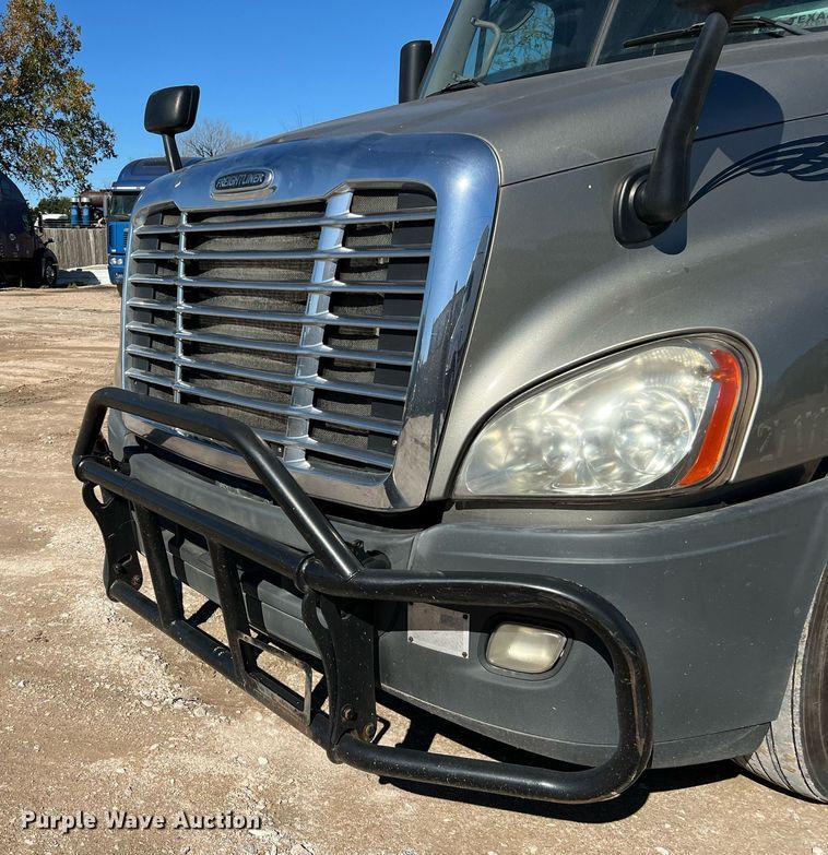 image for item DQ2321 2016 Freightliner Cascadia  semi truck