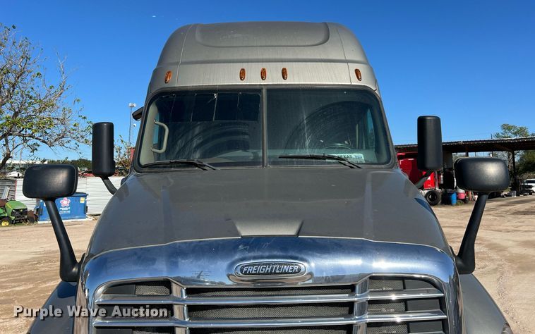 image for item DQ2321 2016 Freightliner Cascadia  semi truck